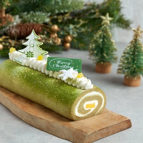 The Fullerton Hotel Singapore - Christmas Log Cake Singapore (Credit: The Fullerton Hotel Singapore)